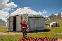 Kirgistan Alabel Pass Jurte Winkendes Mädchen